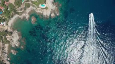 Köpüklü deniz suyunda yelken liyatında drone atışı