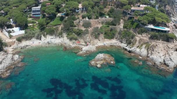 Drone vista de la playa rocosa en pequeña bahía azul — Vídeo de stock