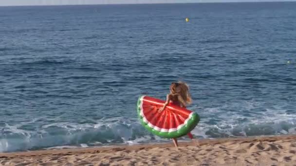 Vista aérea de mujer delgada en bikini corriendo al mar — Vídeo de stock