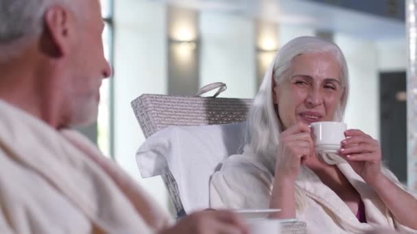 Pozitivní starší dvojice v lázeňském hotelu — Stock video
