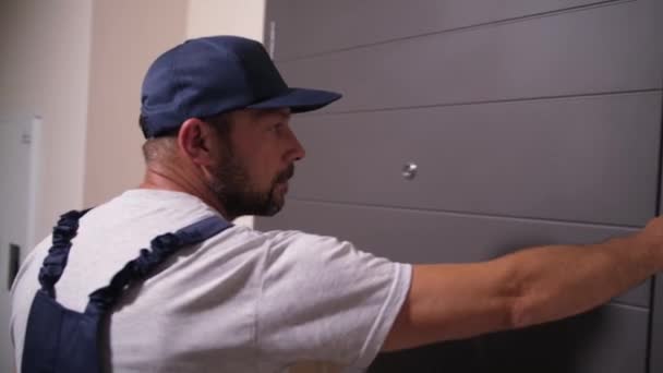 Pengiriman pria dengan paket dering bel pintu — Stok Video