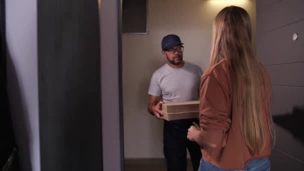 Vrouwelijke Vergader koerier van pizza bezorging binnenshuis — Stockvideo