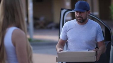 Pizza teslimat adam kadın müşteri kutuları veren