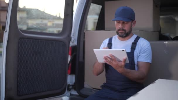 Werknemer van delivery service werkt op Tablet PC — Stockvideo