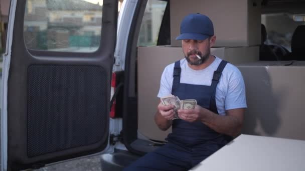 Trabajador del servicio de entrega consejos de recuento al aire libre — Vídeo de stock