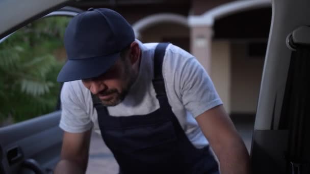 Entrega de pizza homem carregando caixas para casa porta — Vídeo de Stock