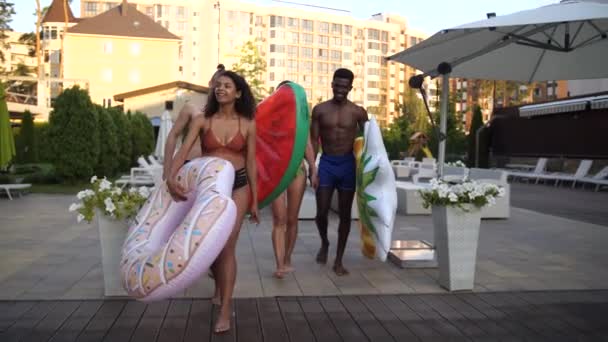 Group of diverse friends walking to pool at hotel — Stock Video