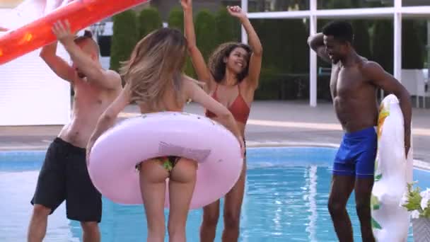 Joyeuses amies diverses s'amusant à danser au bord de la piscine — Video