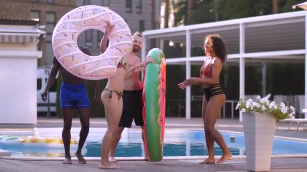 Alegre multinacional amigos bailando cerca de la piscina — Vídeo de stock