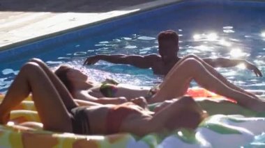 Yüzme havuzunda eğlence sırasında gençler