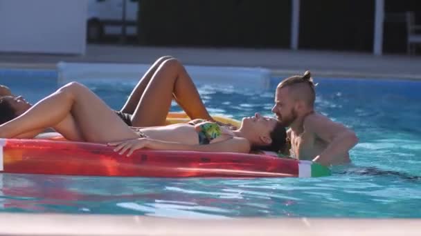 Diversi amici giocosi che si rilassano in piscina — Video Stock