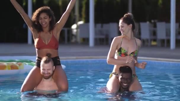 Счастливые друзья развлекаются в бассейне — стоковое видео