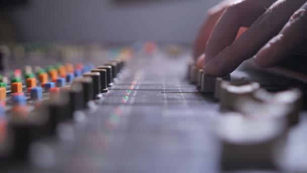 Mano del productor de discos que trabaja en la consola de mezcla — Vídeo de stock