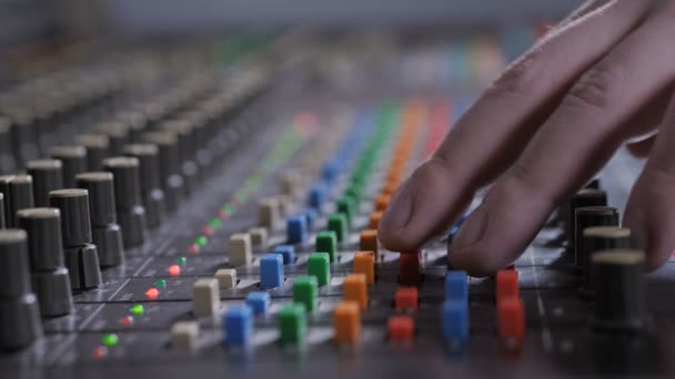 Opnemen producer geluid aanpassen op Audio console — Stockvideo