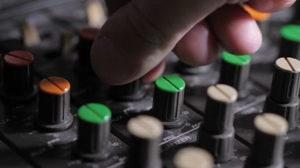 Dedos del operador ajustando el sonido en el mezclador de audio — Vídeo de stock