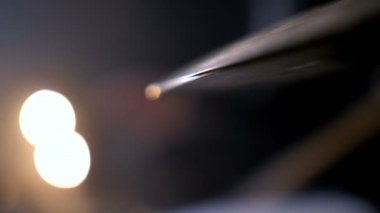 Hi-hat zil ve bulanık davulcu eller üzerinde görünüm