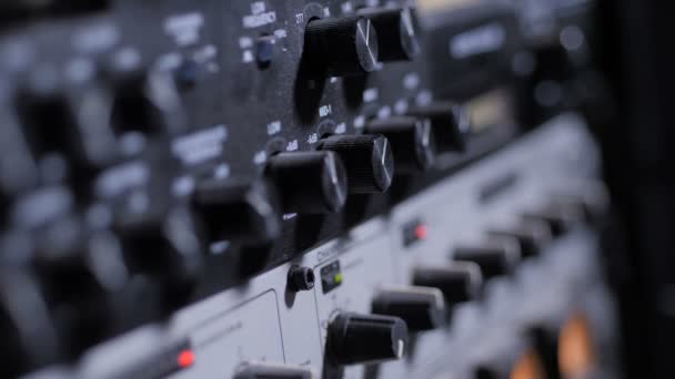 Trabajo de panel compresor de sonido en estudio de grabación — Vídeo de stock