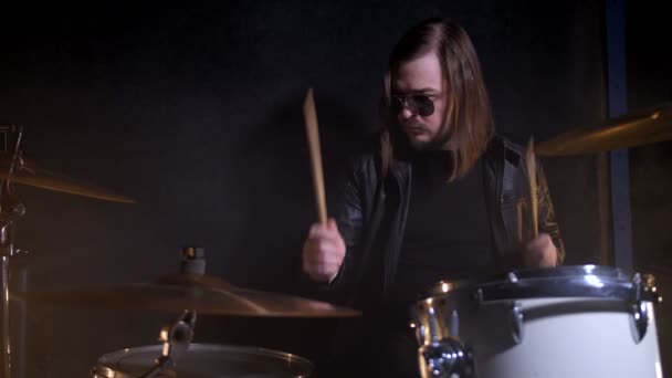 Tambor de rock tocando no tambor definido no estúdio de gravação — Vídeo de Stock