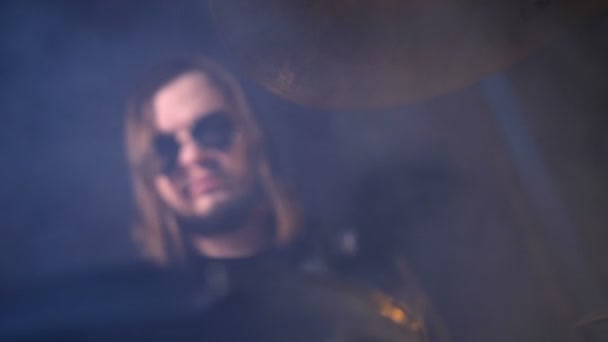 Рок-музыкант, играющий на ударных в дымчатой студии — стоковое видео