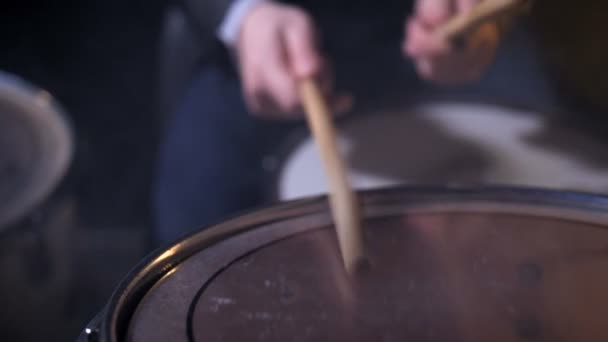 Handen van drummer Holding drumsticks bonzen Tom — Stockvideo