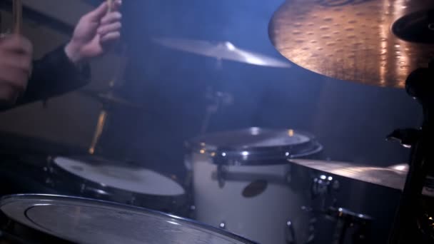 Handen van muzikant met drumsticks die drums spelen — Stockvideo