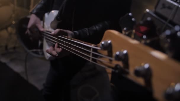 Ręce muzykiem grających na gitarze w studiu wytwórni — Wideo stockowe