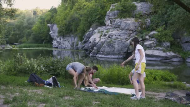 Timelapse de amigos colocando uma tenda no acampamento — Vídeo de Stock