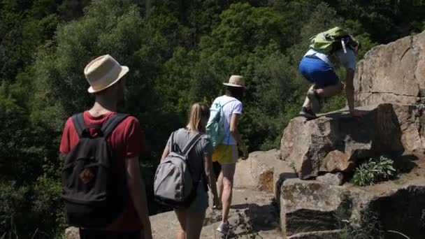 Kayalık dağda yürüyüş çeşitli arkadaşlar grubu — Stok video