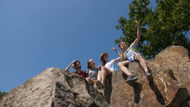 Escursionisti sorridenti che fanno selfie sulla vetta della montagna — Video Stock