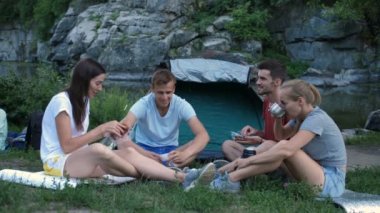 Turist grubu aperatif yeme ve vahşi kamp