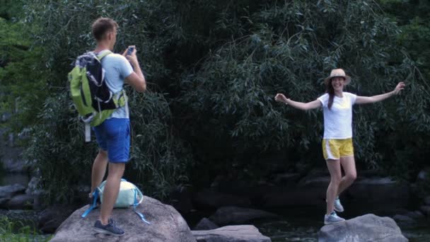 Erkek yürüyüşçü cep telefonuyla kadının fotoğrafını çekiyor — Stok video