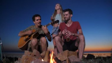 Şenlik ateşi yakınında eğlence keyfi joyful arkadaşlar