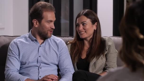 Счастливая пара после курса психологической терапии — стоковое видео