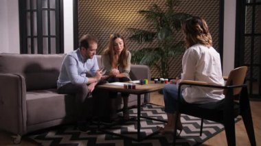 Çizime bakan danışmanla konuşan çift