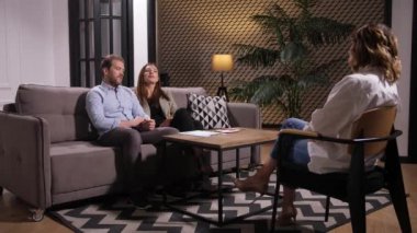 Psikolojik tedavi den sonra el ele tutuşan çift