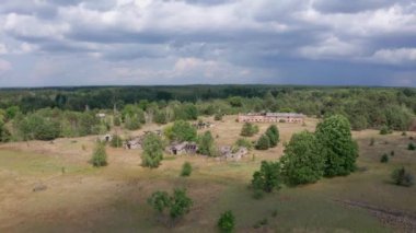 Çernobil bölgesinde çiftlik kalıntıları yakın Drone uçuş