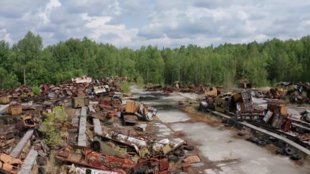 Çernobil bölgesinde oto hurdalık havadan görünümü — Stok video