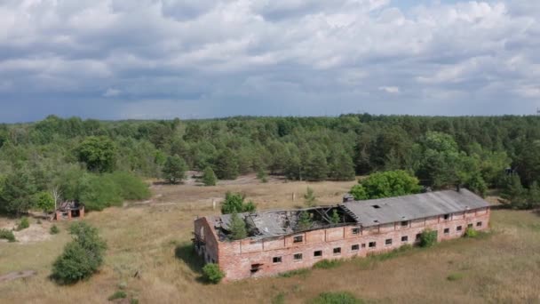 Drone shot van vernietigde boerderij in de Chernobyl-zone — Stockvideo