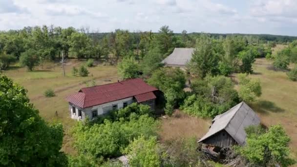 Letecký pohled na venkovské domy v černobylské oblasti — Stock video