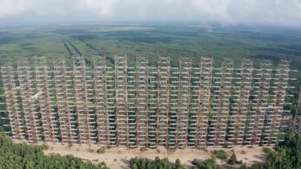 Vuelo de drones sobre el sistema de radar Duga cerca de Chernobyl — Vídeo de stock