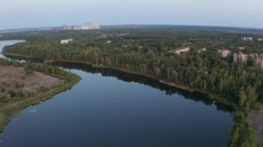 Terk Pripyat nehir ve kasaba üzerinde Drone uçuş