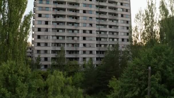 Drone vista del edificio vacío de gran altura en Pripyat — Vídeos de Stock
