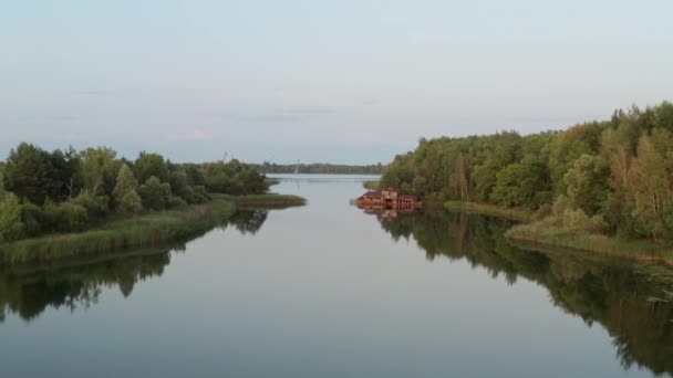 Drönarflygning över Pripyat River i Tjernobyl zon — Stockvideo