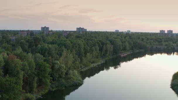 Вид на город-призрак и реку Припять с беспилотника — стоковое видео