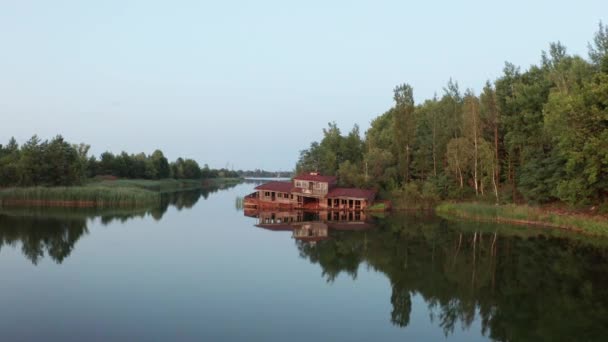 Повітряний постріл іржавого будинку на воді, річка Прип'ять — стокове відео