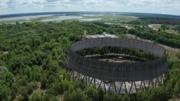 Vuelo de drones sobre torre de enfriamiento cerca de Chernobyl — Vídeos de Stock