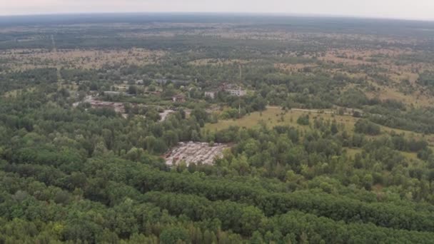 Drönare flygning över radioaktivt område nära Tjernobyl — Stockvideo