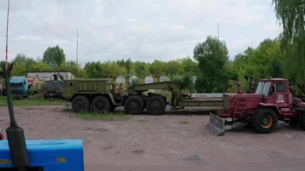 Самолет беспилотника через автобазу возле Чернобыля — стоковое видео