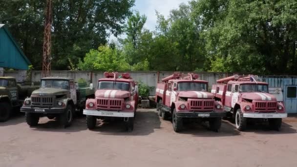 Tiro aéreo de camiones de bomberos trabajando en Chernobyl — Vídeos de Stock