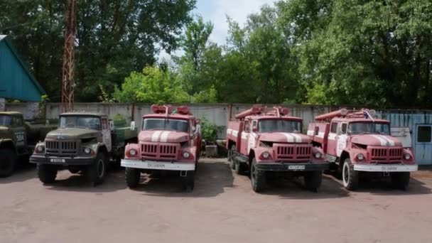 Colpo aereo di camion dei pompieri che lavorano a Chernobyl — Video Stock